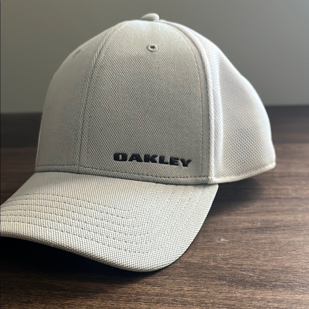 Oakley Men's Light Gray Performance Baseball Cap